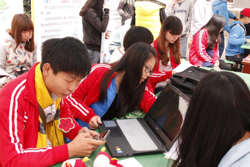 此为小红帽成员在为同学修理电脑 2138CC太阳集团